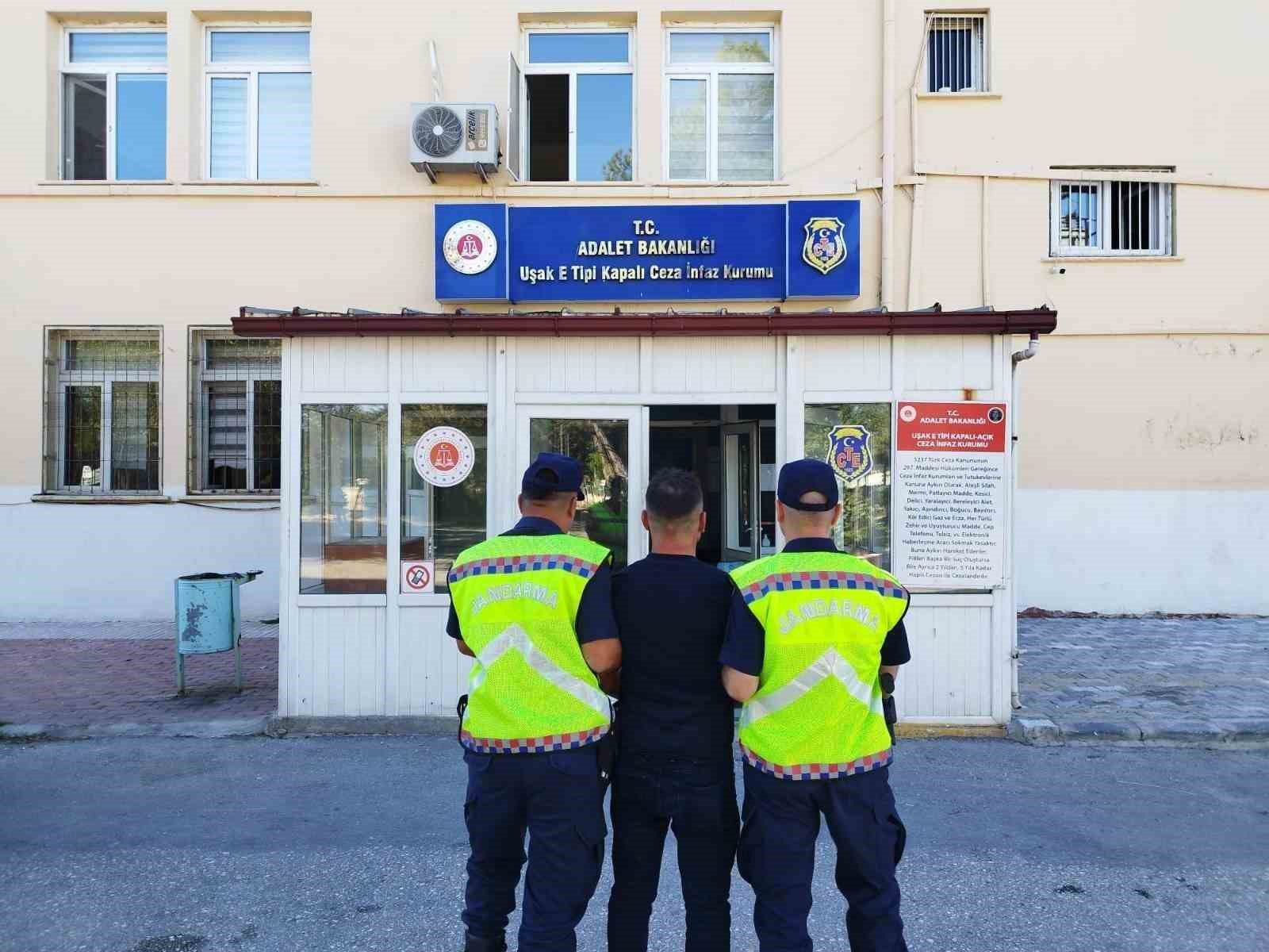 Uşak’ta jandarma ekiplerince kesinleşmiş hapis cezası bulunan 25 aranan şahıs yakalandı