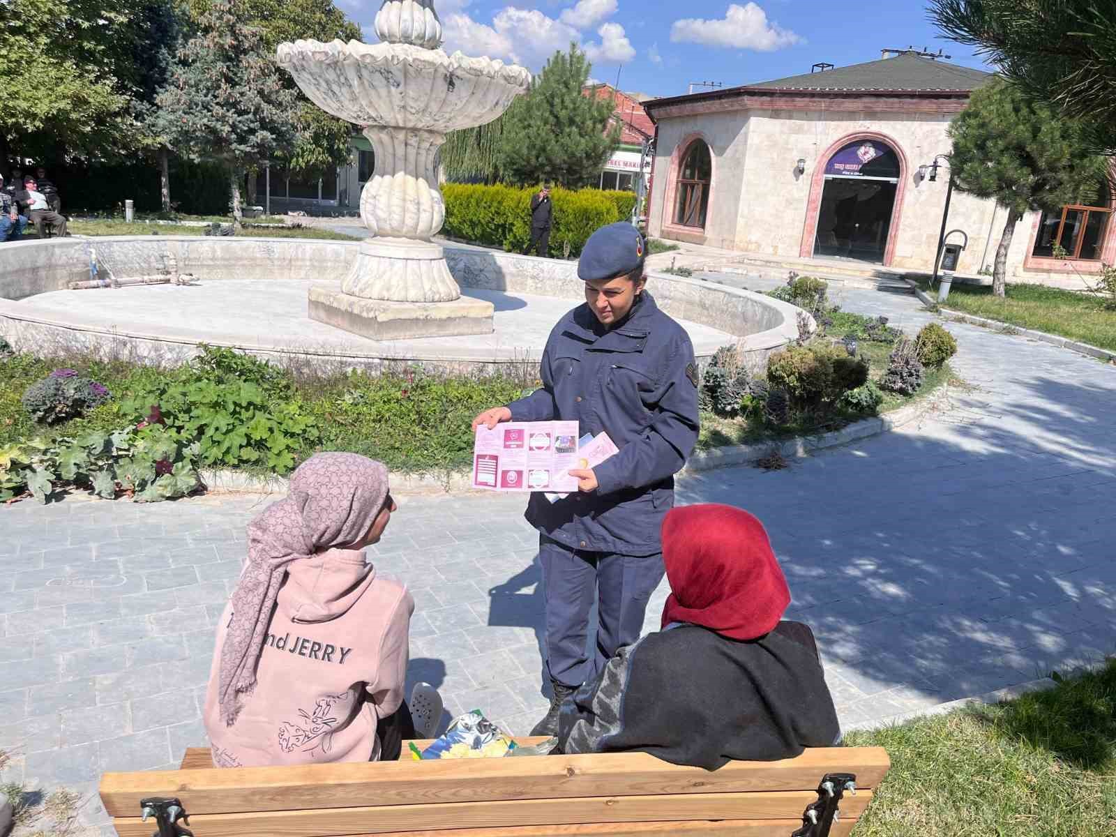 Jandarma kadına şiddet konusunda vatandaşları bilgilendirdi