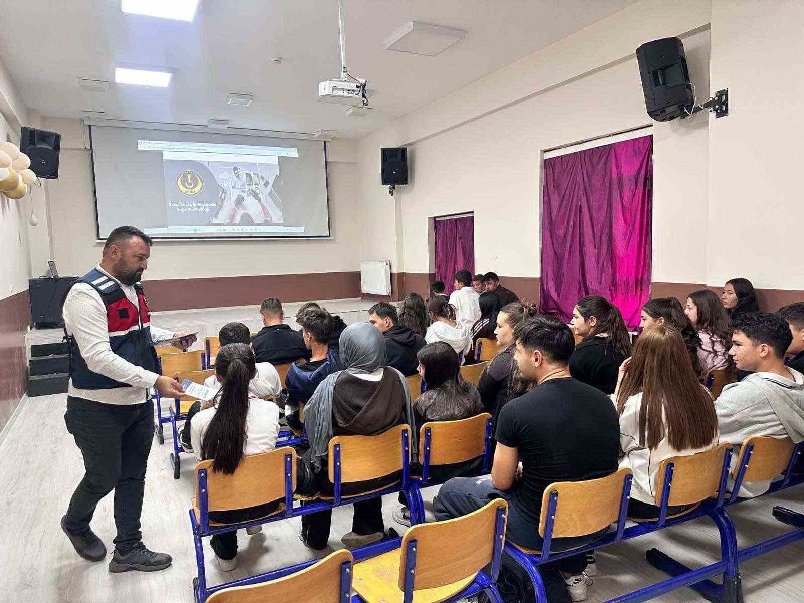 Jandarmadan öğretmen ve öğrencilere siber güvenlik eğitimi