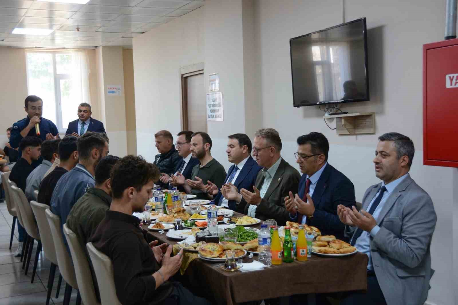 Vali Işın, öğrencilerle kahvaltıda buluştu