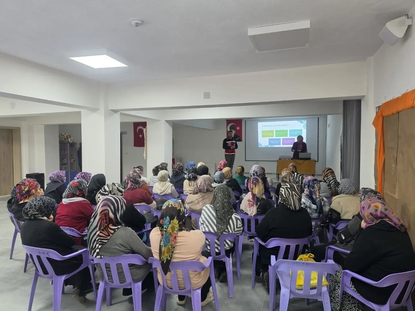 Gediz’de velilere okul ve aile eğitimi verildi