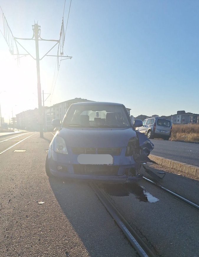 Eskişehir’de tramvay yolu üzerinde araç kazası