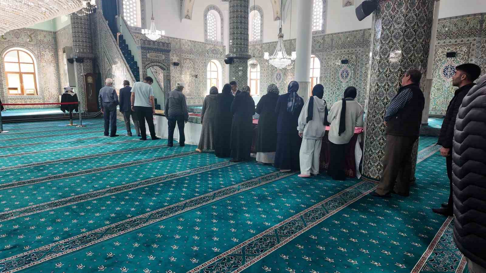 Gediz’de kutsal emanetlere vatandaşlar yoğun ilgi gösterdi