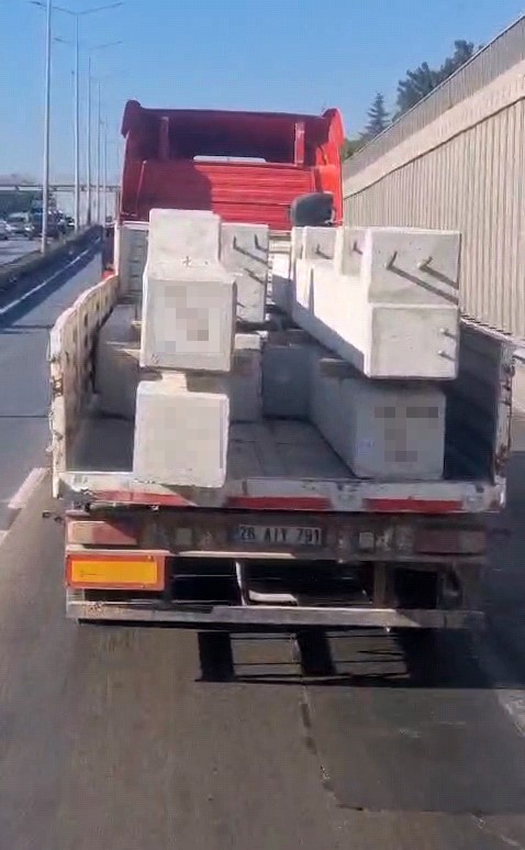 Eskişehir Çevreyolu’nda kamyondaki tonluk beton bloklar bağlanmadan taşındı