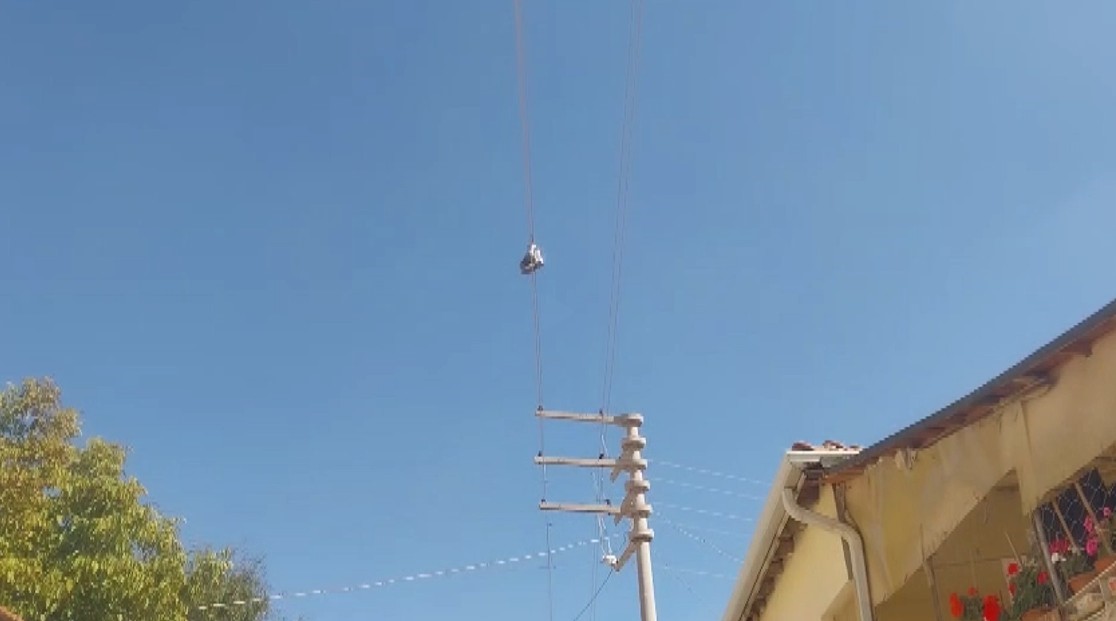 Yıllardır elektrik telinde duran bir çift botun sırrı çözülemiyor