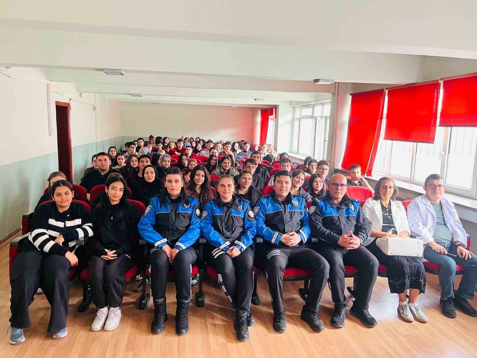Polisten öğrencilere yönelik güvenlik ve bilinçlendirme eğitimi
