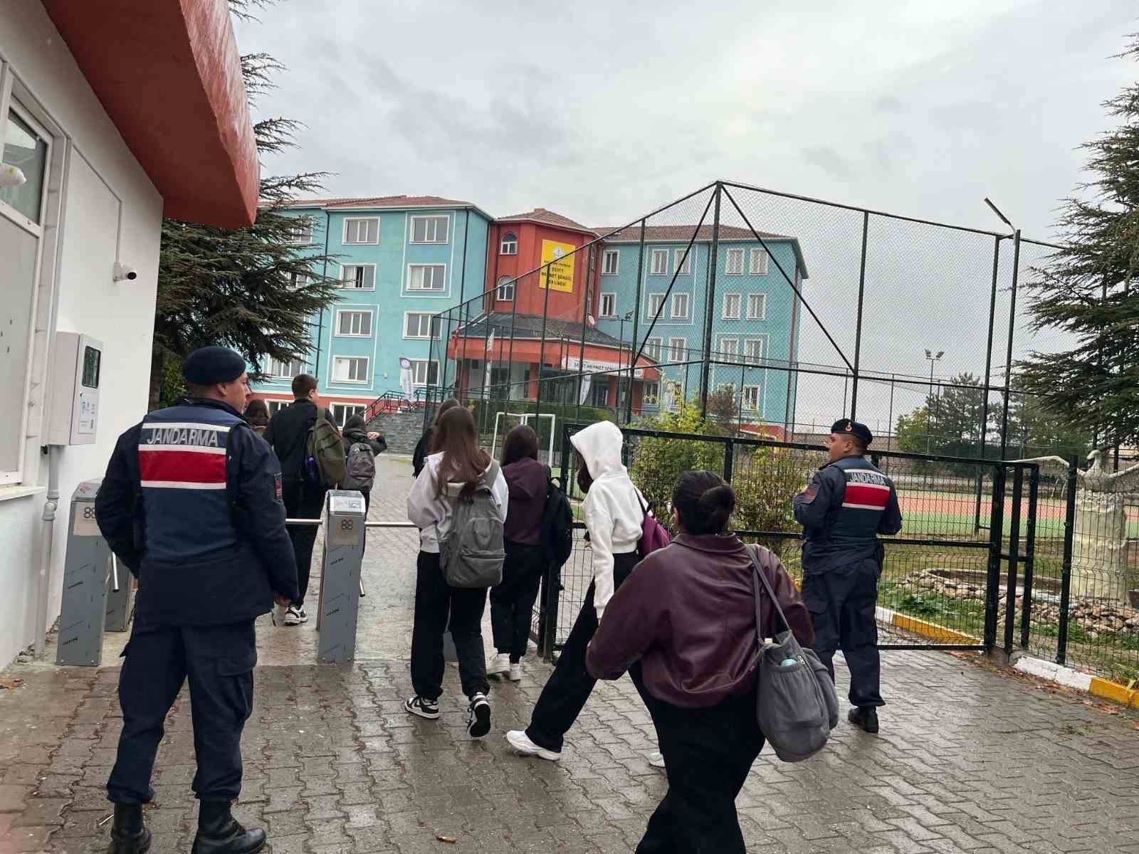 Eskişehir’de jandarmadan okul çevreleri ve servislere yönelik denetim