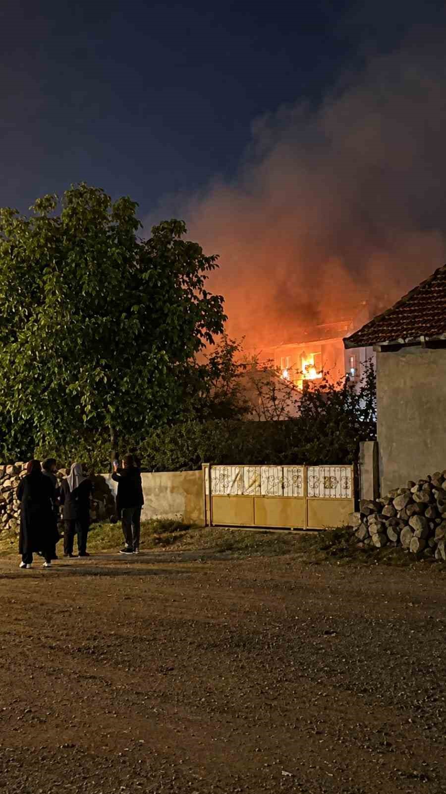 Şuhut’ta korkutan ev yangını: Mahalleli sokağa döküldü