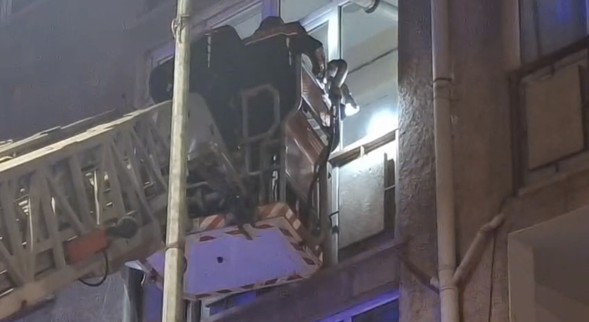 Eskişehir’de 3’üncü kattaki dairenin penceresine çıkan yaşlı adam ikna edilip hastaneye kaldırıldı