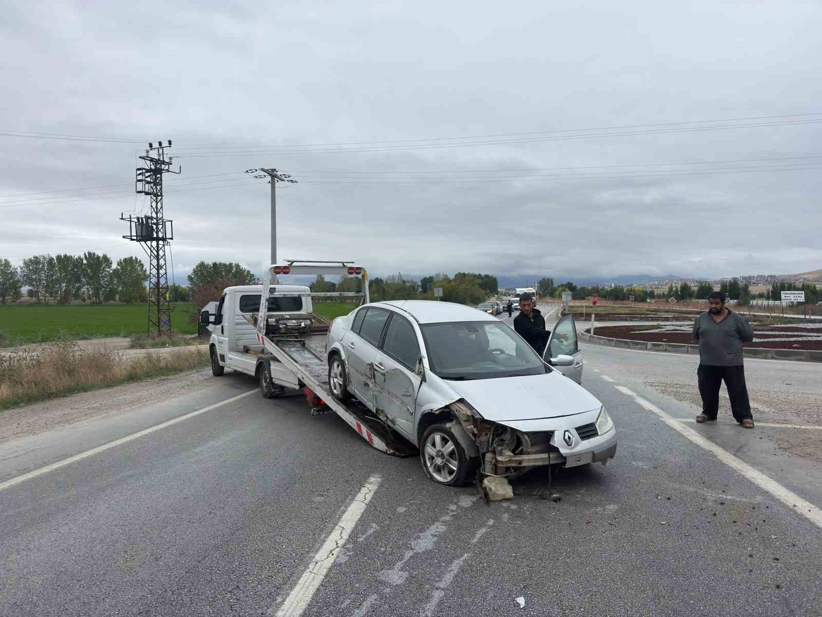 Refüje giren otomobil sürücüsü yaralandı