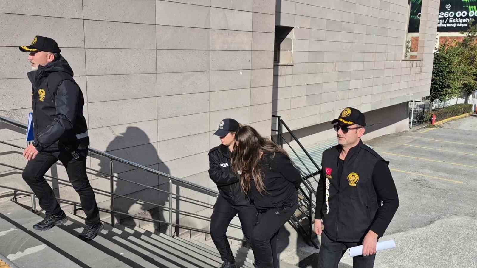 Evinde misafir ettiği şahsın bıçakla ölümüne ilişkin gözaltına alınan kadın tutuklandı