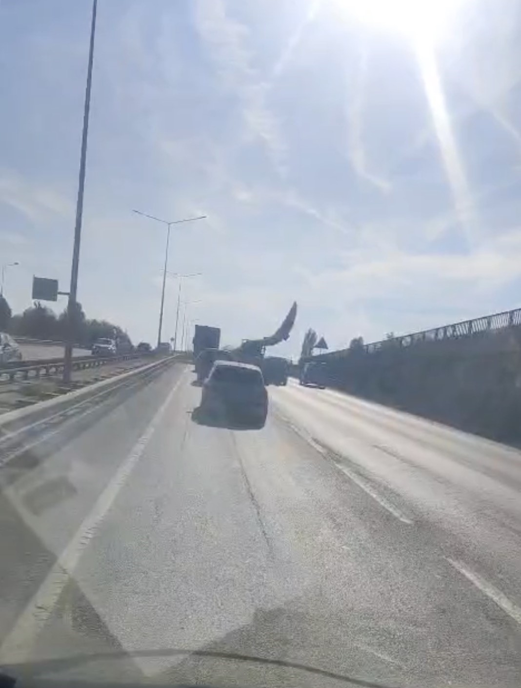 Dev rüzgar türbini kanadı trafiği yavaşlattı