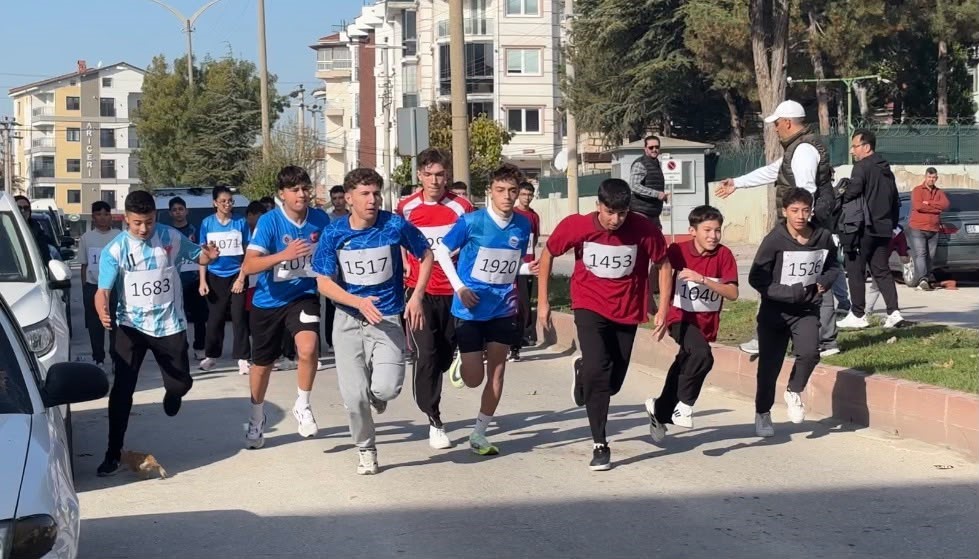 Tavşanlı’da gençler Cumhuriyet koşusunda ter döktü