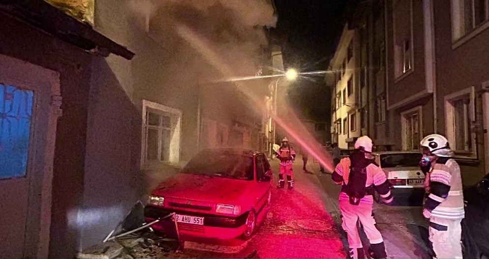Kütahya’da 3 katlı binada yangın: 1 ölü