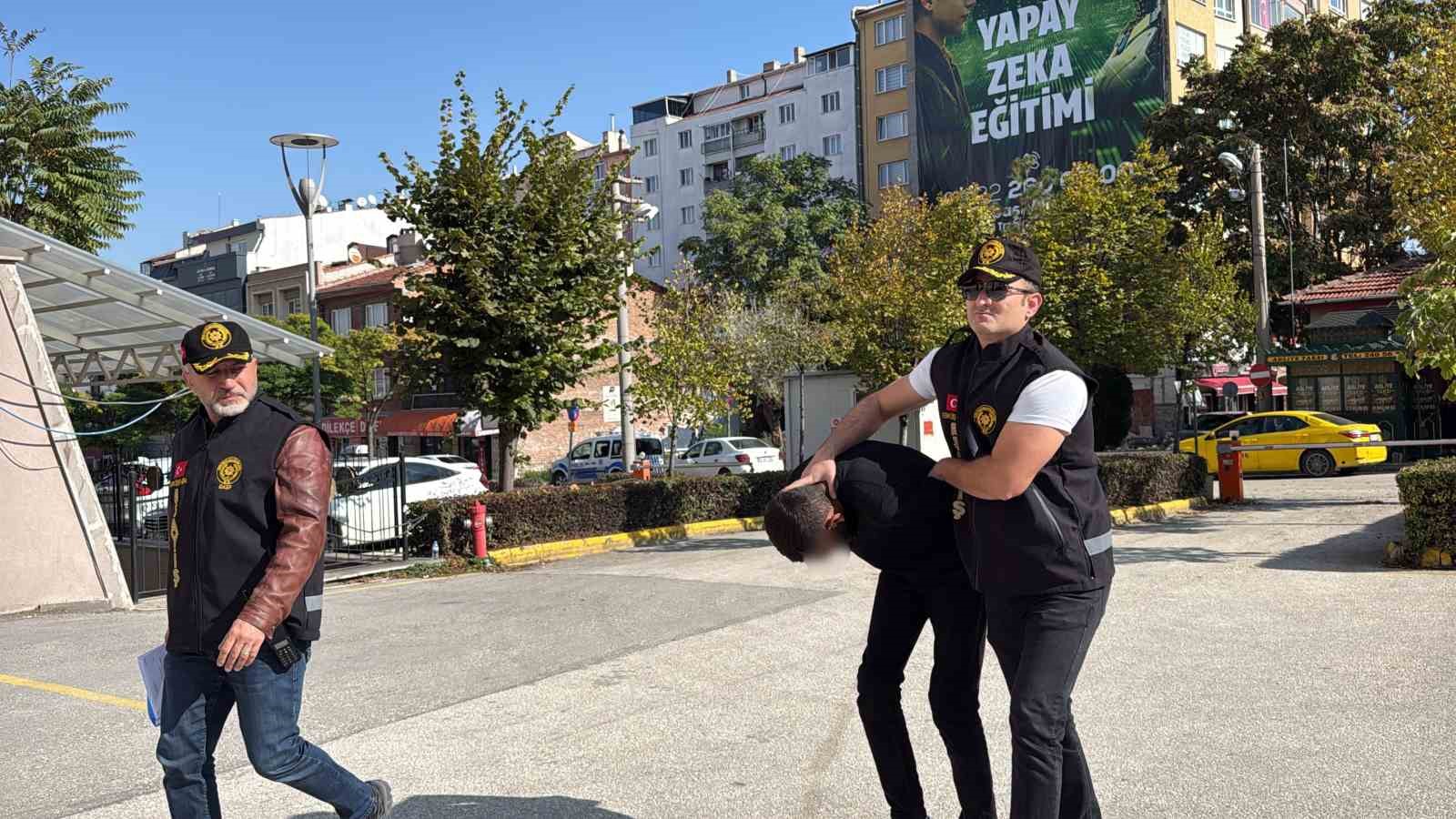 Eskişehir’de zorla tespih satıp para alan şüpheli Ankara’da yakalanarak adliyeye sevk edildi