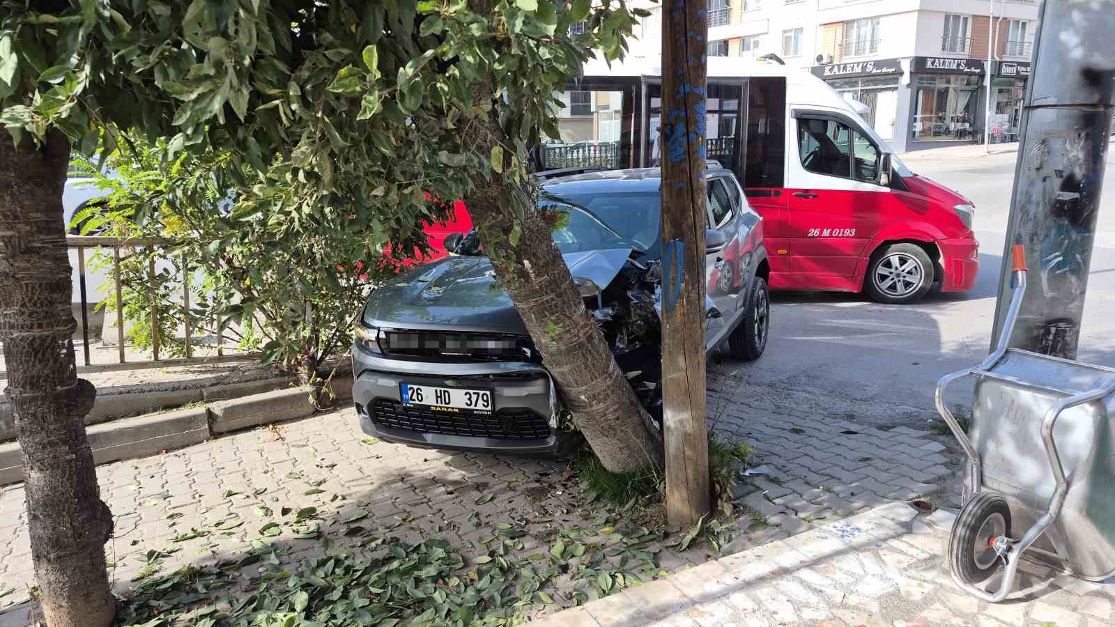 Kontrolden çıkan otomobil ağaca çarparak durabildi