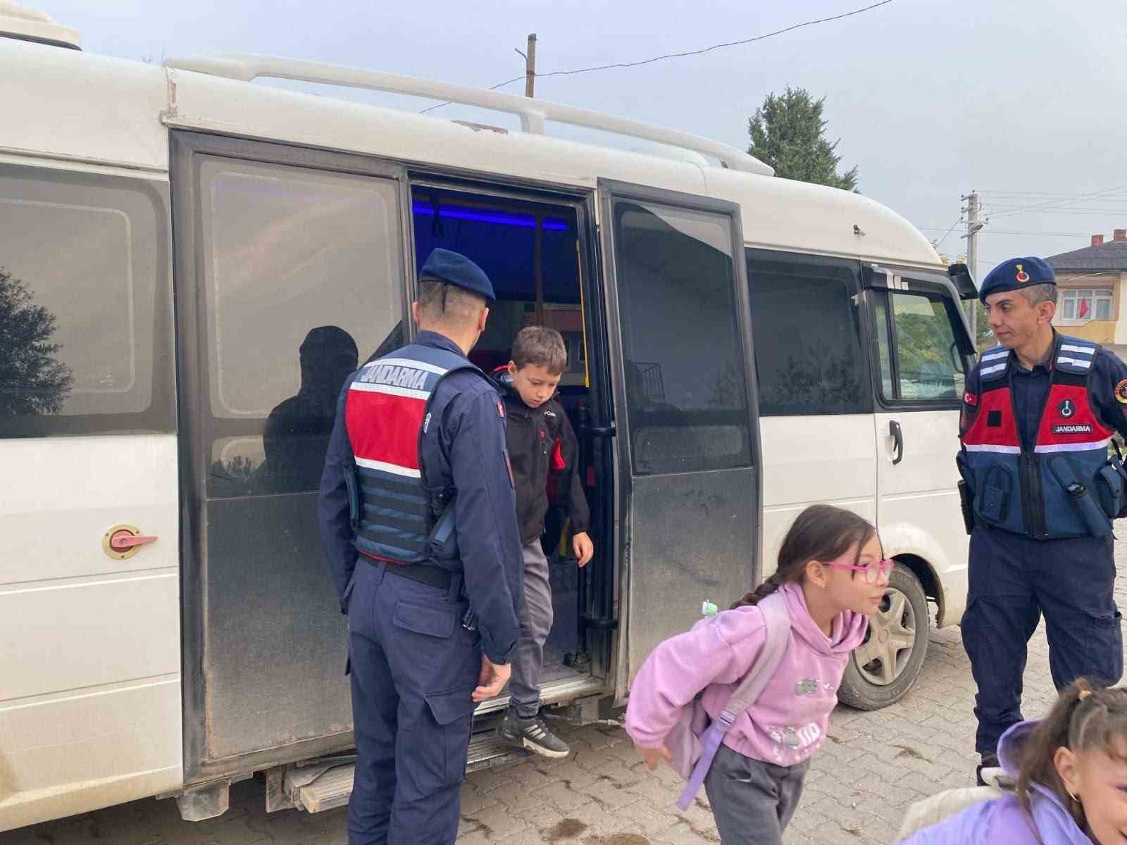 Jandarma okul çevrelerinde göz açtırmıyor