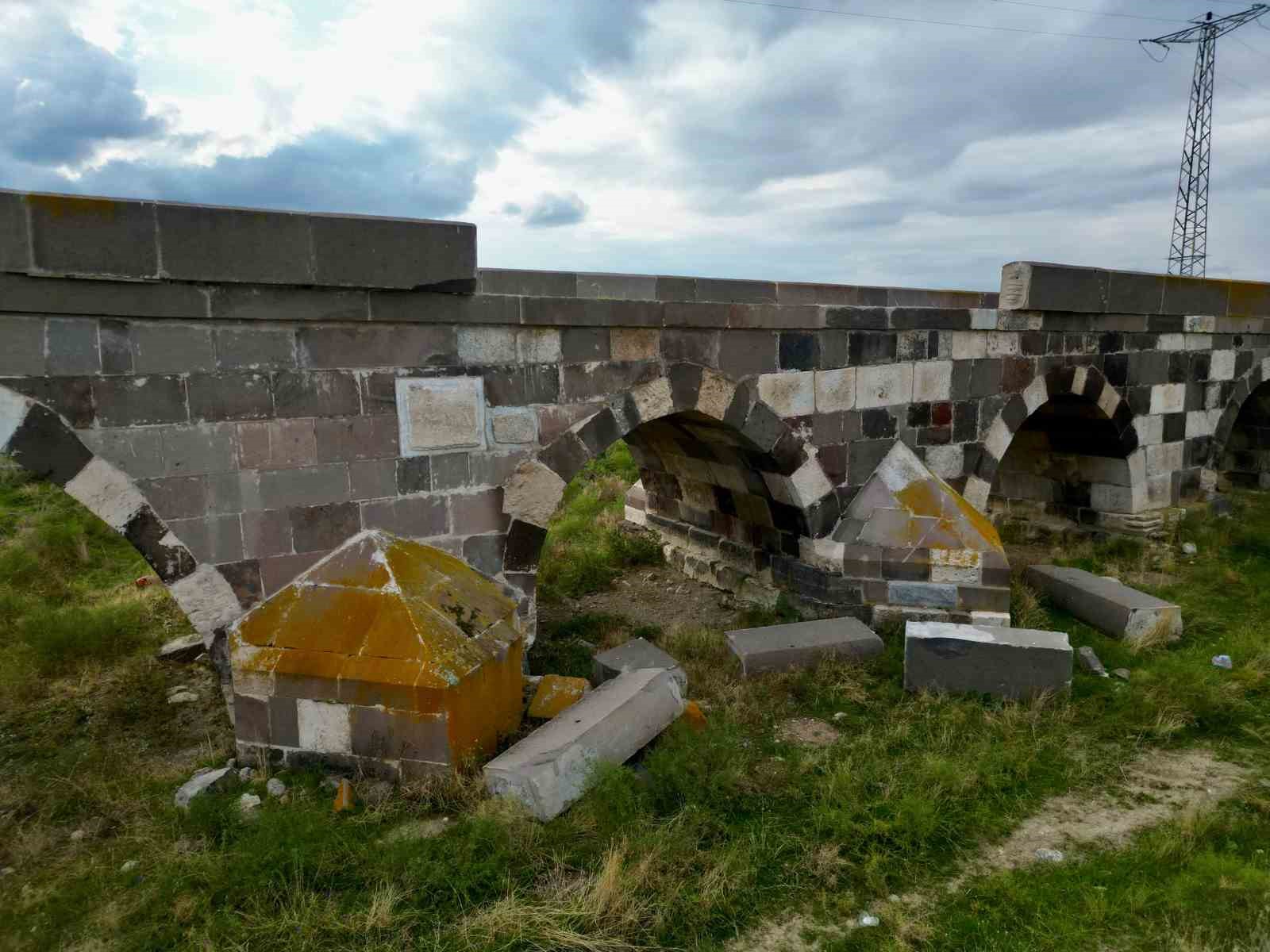 Tarihe tanık Kırkgöz Köprüsü’ndeki bakımsızlık ve tahribat yürek yakıyor