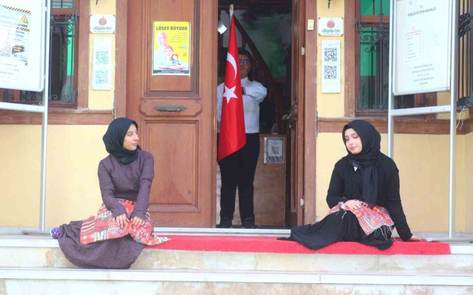 Eskişehir’de Cumhuriyet coşkusu Gençlik Tiyatrosuyla sahneye taşındı
