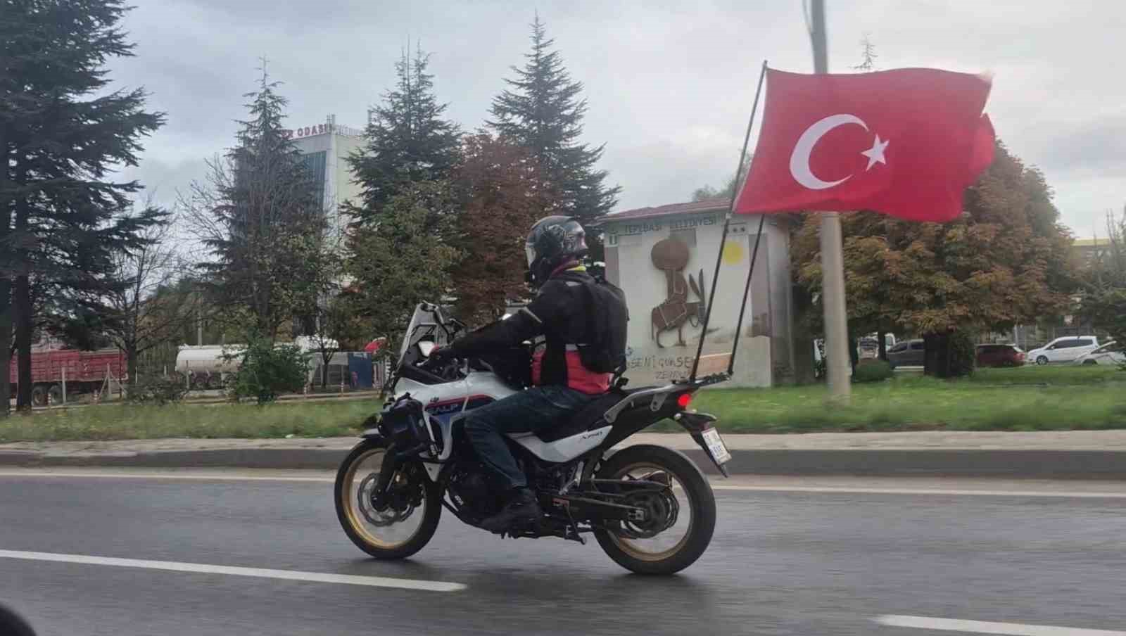 Motosikletinin arkasına astığı Türk bayraklarıyla çevre yolunda ilerledi