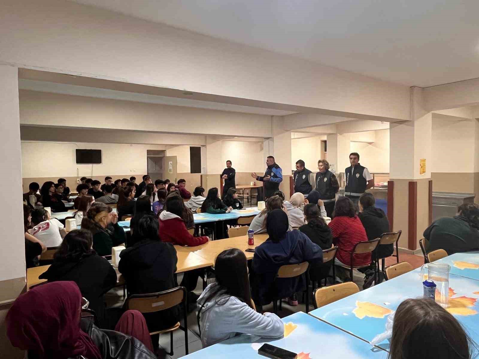Bilecik’te 52 öğrenciye güvenli internet ve akran zorbalığı eğitimi