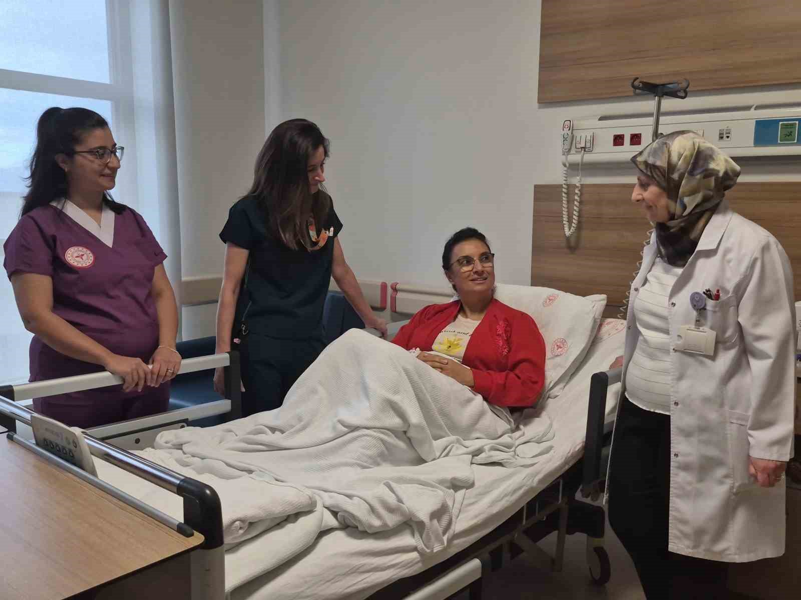 Kesisiz ve dikişsiz rahim ameliyatı Eskişehir’de ilk kez gerçekleştirildi