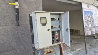 Eskişehir'de kapağı açık bırakılan elektrik panosu korkutuyor