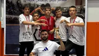 Tavşanlı güreş takımı U 15’lerde Sakarya’da şampiyon oldu
