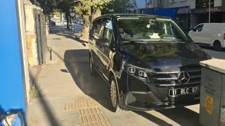 Kaldırımı işgal eden resmi plakalı araca tepki