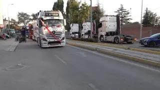 Evlenen yeğenine tır konvoyu sürprizi yaptı