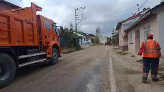 Dar olan köy yolu Karayolları ekiplerince genişletiliyor