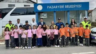 Okul çevresinde bulunan yaya yolunu çocuklar boyadı