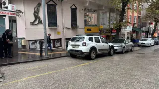 Hem ters şeritten geldi hem de minibüs durağına park etti