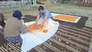 Eşine tarhana yapımında destek oldu