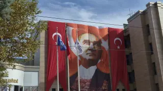 29 Ekim öncesi binalar dev Türk bayraklarıyla donatıldı