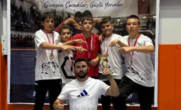 Tavşanlı güreş takımı U 15’lerde Sakarya’da şampiyon oldu