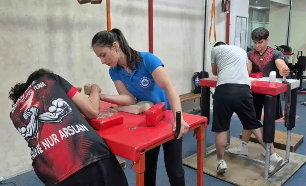 Eskişehir’de Gaziler Günü dolayısıyla bilek güreşi turnuvası yapıldı