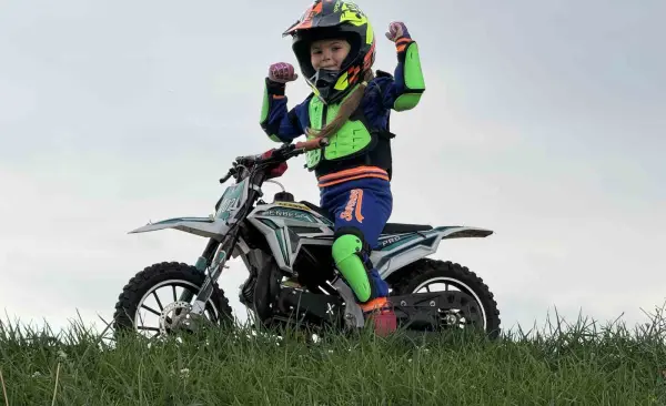 Minik İkra motosiklet ile tepeleri aşıyor, Zayn ile yarışmak istiyor