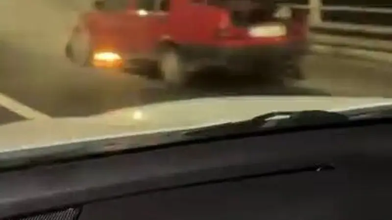 Eskişehir’de Köprü Üzerinde Seyir Halindeki Otomobil Alev Aldı!