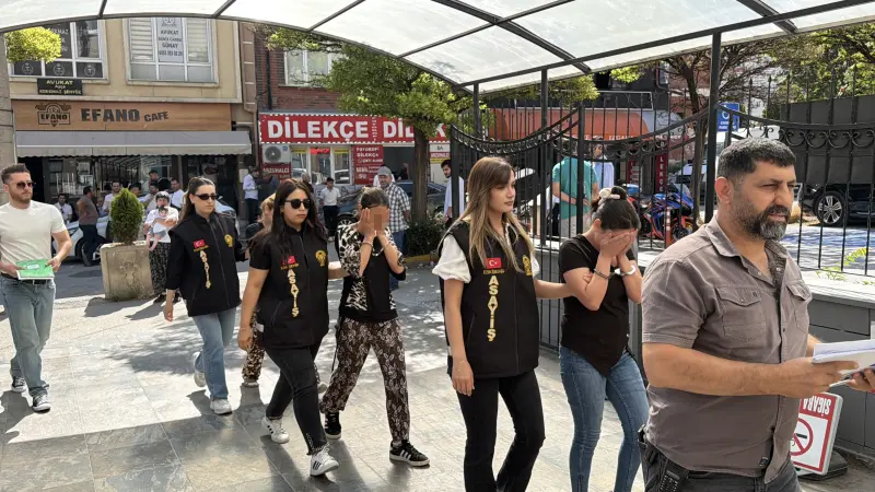 Kapıyı Bıçakla Açmaya Çalışan 3 Kadın Hırsız tutuklandı