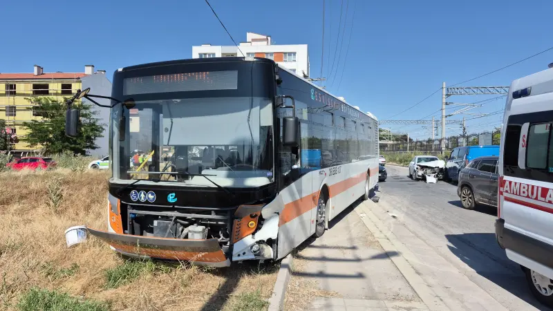 Eskişehir'de İki Belediye Aracının Çarptığı Otomobilde 2 Yaralı