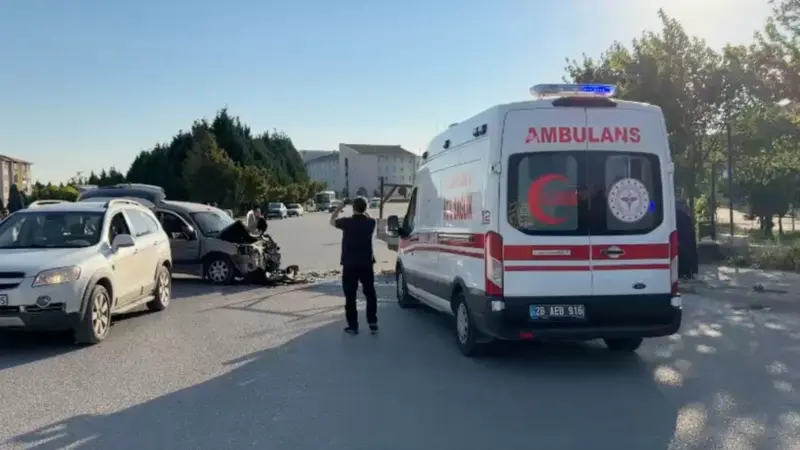 Eskişehir'deki Kavşak Kazasında Biri Ağır Üç Kişi Yaralandı