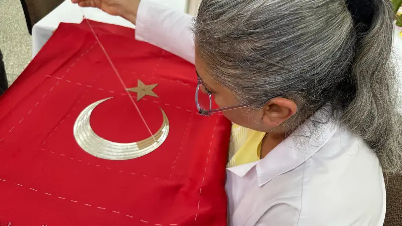 Türk Bayrağı Geleneksel Tekniklerle Yeniden İşleniyor