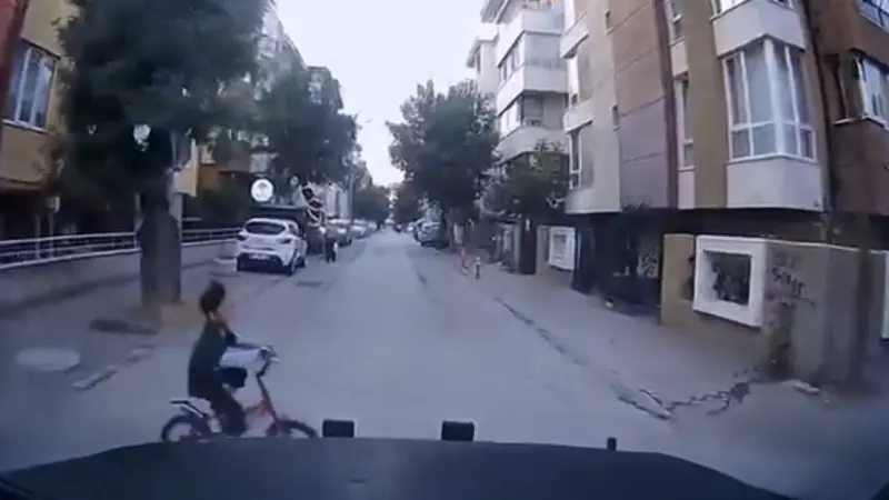 Eskişehir'de Bisikletli Çocuk Otomobilin Önüne Fırladı: Kaza Kıl Payı Atlatıldı