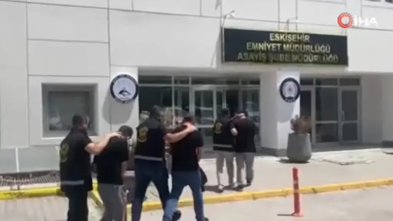 Eskişehir'de Kendisini Polis Olarak Tanıtan 2 Dolandırıcı Tutuklandı