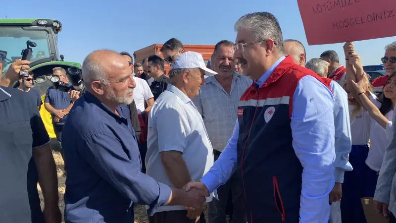 Vali Erdinç Yılmaz Sivrihisar’da Biçerdöver İle Hasat Yaptı