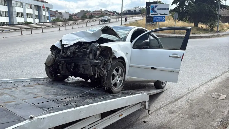 Eskişehir'de İki Otomobil Kafa Kafaya Çarpıştı: İki Yaralı