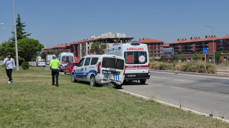 Kaza yerindeki polis aracına otomobil çarptı