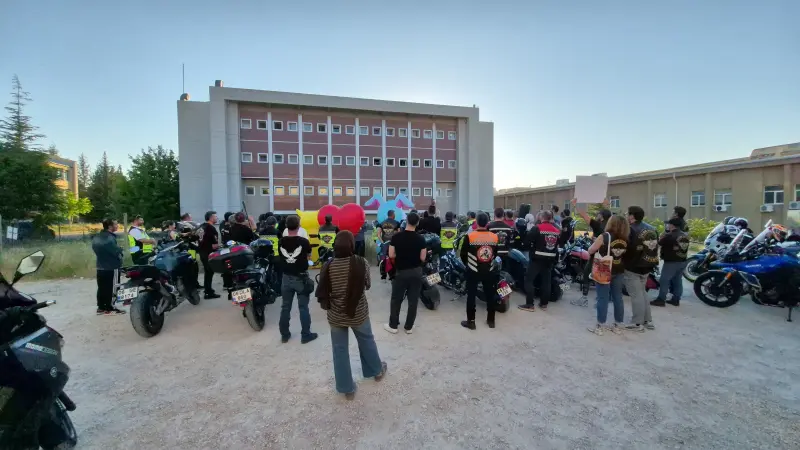 Motosikletlilerden onkoloji servisindeki çocuklara sürpriz
