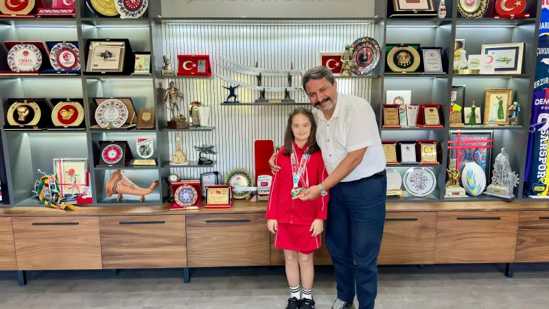 Özel sporcu Elif Ertek'in çifte başarısı gururlandırdı